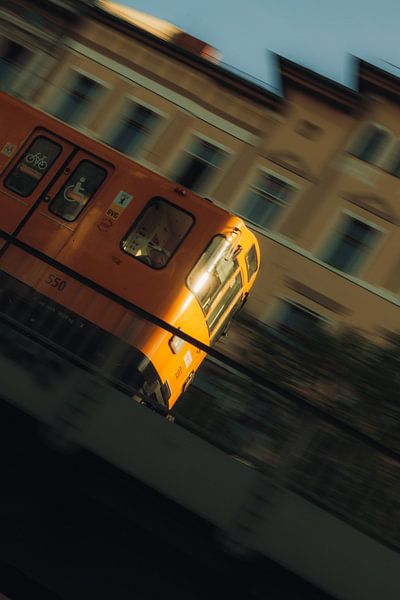 Urbaner Puls: Berliner U-Bahn in Bewegung von NZME Photography