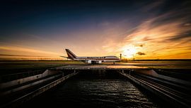 Sonnenuntergang Kalitta Air Boeing 747 mit dem Taxi zur Polderbaan von Mark de Bruin