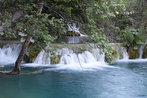 waterval in het Plitvice N.P. in Kroatië van Antwan Janssen