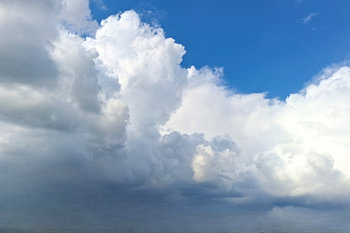 Sommerliche Dynamik – Imposante Cumuluswolke am blauen Himmel