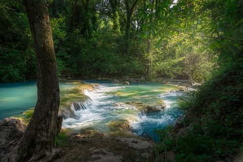 De rivier Elsa langs het Sentierelsa-pad, Toscane, Italië
