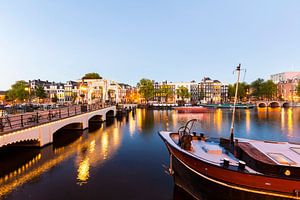 De Magere Brug in Amsterdam bij nacht van Werner Dieterich