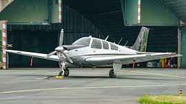 Avion de voltige Beechcraft Bonanza F33C. sur Jaap van den Berg