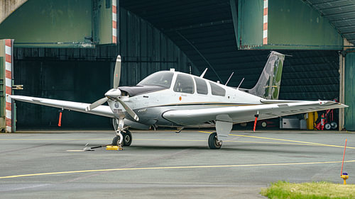 Beechcraft Bonanza F33C Kunstflugzeug.
