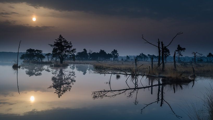Spiegeling tijdens zonsopkomst van René Groenendijk