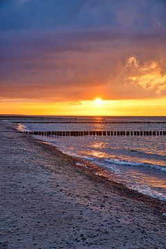 Zonsondergang op het strand van Zingst, romantisch van Martin Köbsch