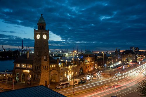 Hamburg Landungsbrücken op het blauwe uur