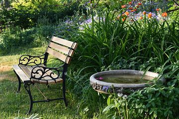 Een bankje in de tuin in de zomer van Claude Laprise