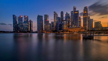 Wolkenkrabbers marina bay Singapore en mooie zonsondergang van Claudia De Vries