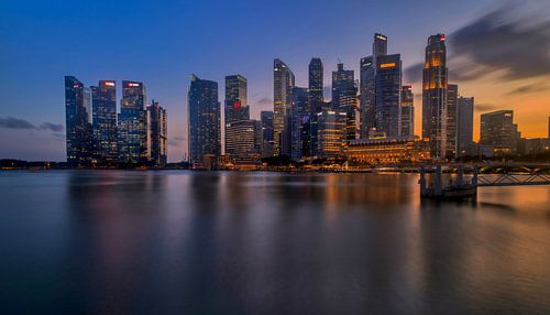 Wolkenkrabbers marina bay Singapore en mooie zonsondergang
