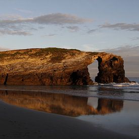 Playa de Las Catedrales - Rocher dans la mer bleue, avec le lever du soleil, dans le nord de l'Espag sur Greenfield Visuals