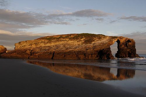 Playa de Las Catedrales - Rots in blauwe zee, met zonsopgang, in het noorden van Spanje