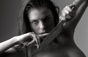 erotische Frau mit Messer