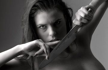 erotische Frau mit Messer von Alex Neumayer