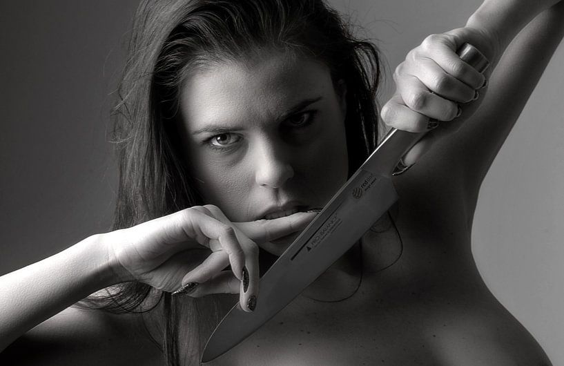 Femme avec un couteau par Alex Neumayer