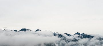Bergtoppen omgeven door wolken in Pu Luong, Vietnam van Ellis Peeters