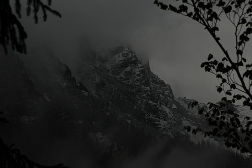 Oostenrijkse bergen in de mist