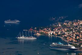 Wunderschöne Kreuzfahrtschiffe (eines davon segelt) liegen weit unten zwischen den dunkelblauen in d von Michael Semenov