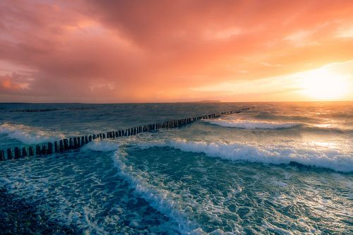 Een droomachtige zonsondergang aan zee
