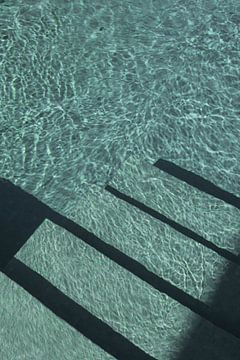 Trappen in blauw zwembad water | reisfotografie print