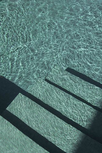 Trappen in blauw zwembad water | reisfotografie print