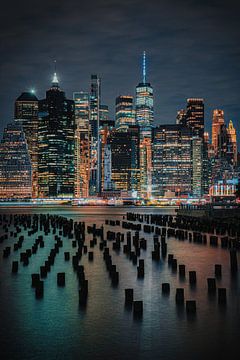 Manhattan, New York City, bij nacht van Thea.Photo