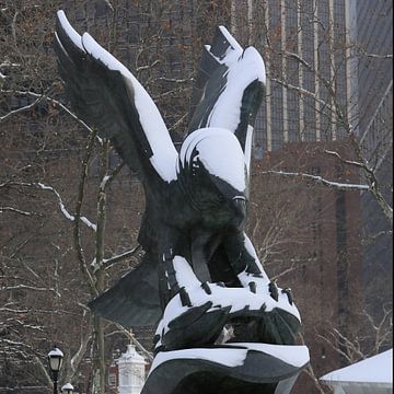 Statue d'aigle recouverte de neige à Manhattan