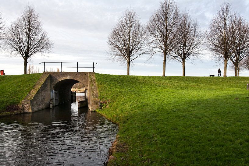 Dike with bridge and lock from the eighteenth century in Klundert by Peter de Kievith Fotografie