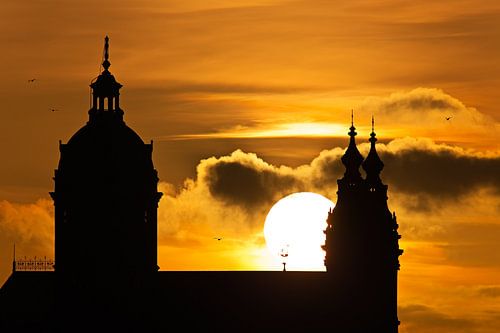 St. Nicolaaskerk tijdens zonsondergang te Amsterdam