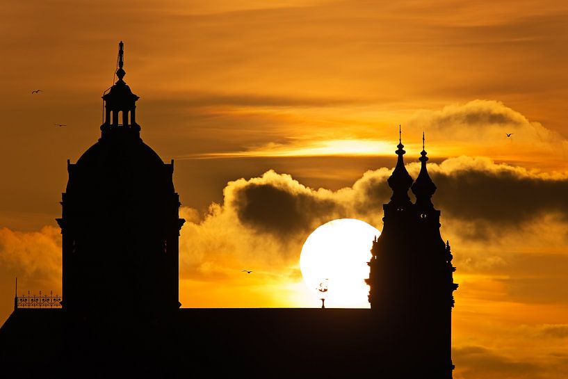 St. Nicolaaskerk tijdens zonsondergang te Amsterdam van Anton de Zeeuw