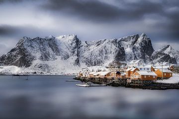 Pittoresk vissersdorpje aan zee in Noorwegen van Voss Fine Art Fotografie