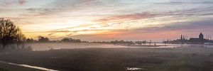 Stadtansicht von Kampen im Nebel.