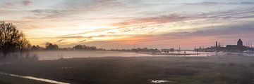 Stadsfront van Kampen in de mist. van Evert Jan Kip