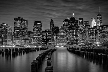 MANHATTAN SKYLINE Abendstimmung | Monochrom von Melanie Viola