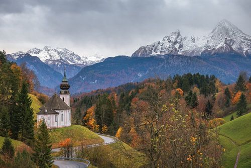 Het bedevaartskerkje Maria Gern in Berchtesgaden en het Watzmann-massief op de achtergrond van Marga Vroom