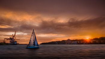 Voilier aux voiles bleues sur l'Elbe