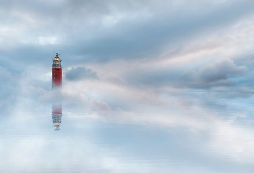 Leuchtturm in den Wolken von Lia Hulsbeek Brinkman