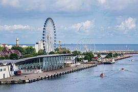 Grande roue et phare sur la côte de la mer Baltique à Warnemünde sur Rico Ködder