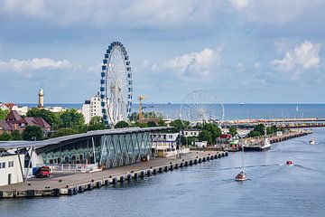 Riesenrad und Leuchtturm an der Ostseeküste in Warnemünde von Rico Ködder