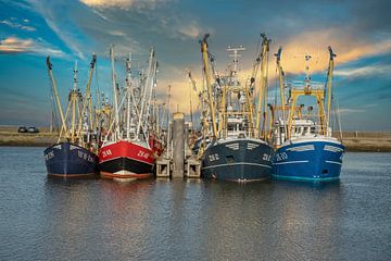 Navires de pêche dans le port de Lauwersoog sur Gert Hilbink