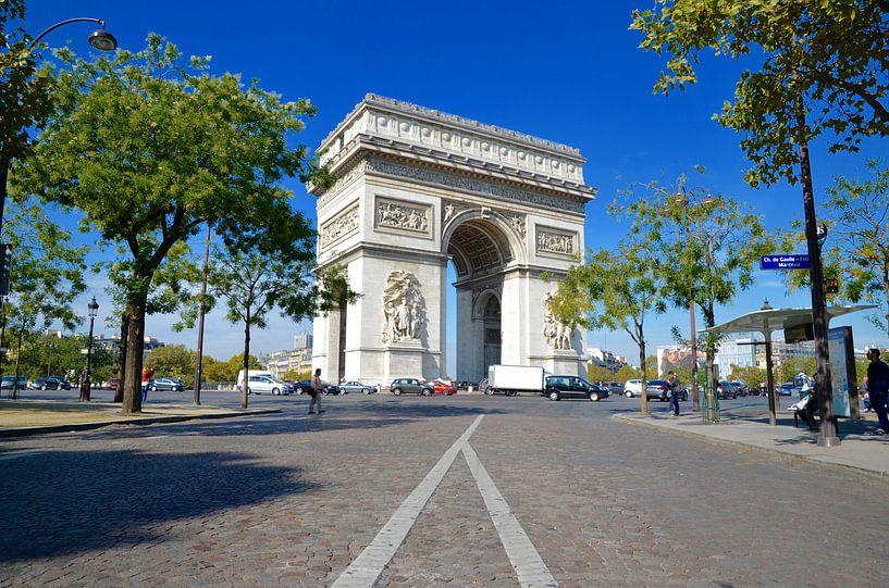 The monument Arc De Triomphe - Paris, France by Be More Outdoor