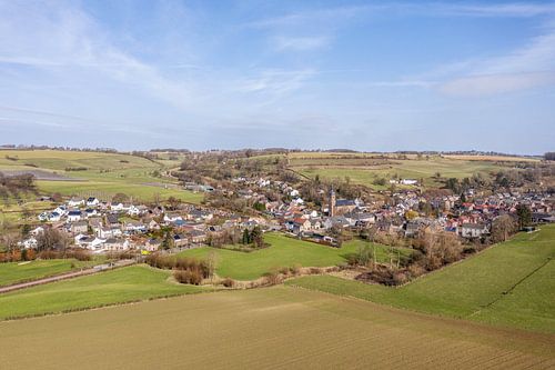 Luchtfoto van kerkdorpje Eys in Zuid-Limburg