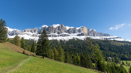 De natuur van Europa - Dolomieten - Alpenbergketen boven groene weiden