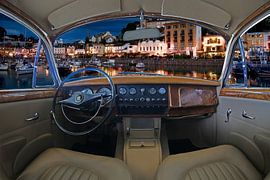 Nachtelijk kleuiurijk uItzicht op de haven van Torquay vanuit een oldtimer auto.