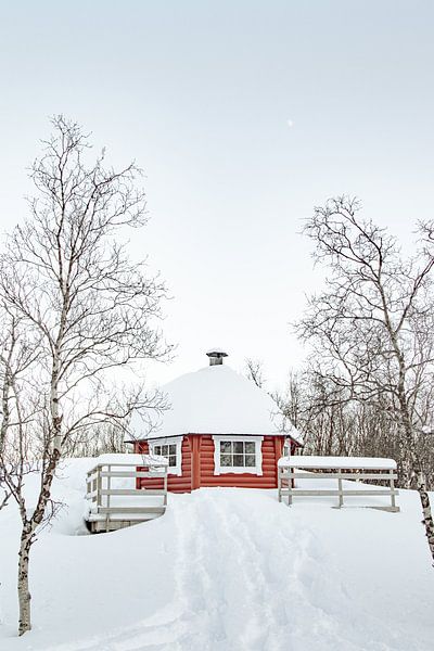 Rote Hütte im Schnee im norwegischen Lappland von Henrike Schenk