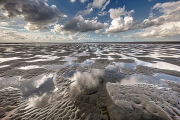 Rottumeroog. Wolken gereflecteerd in het water.