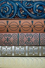 pile de 5 livres vintage avec couverture en lin gros plan, pliage pictural sur Jolanda Grutter