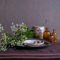 Modern stilleven met fluitenkruid, tin en aardewerk [vierkant]