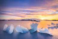 Het ijsschotsenmeer Jökulsárlón op IJsland tijdens een mooie zonsondergang met prachtige kleuren in  van Bas Meelker thumbnail
