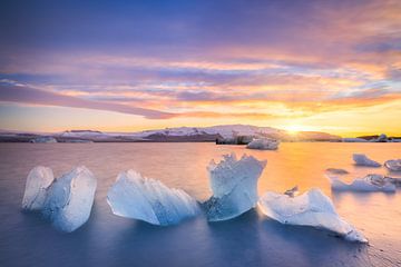 The ice floe lake Jökulsárlón in Iceland during a beautiful by Bas Meelker